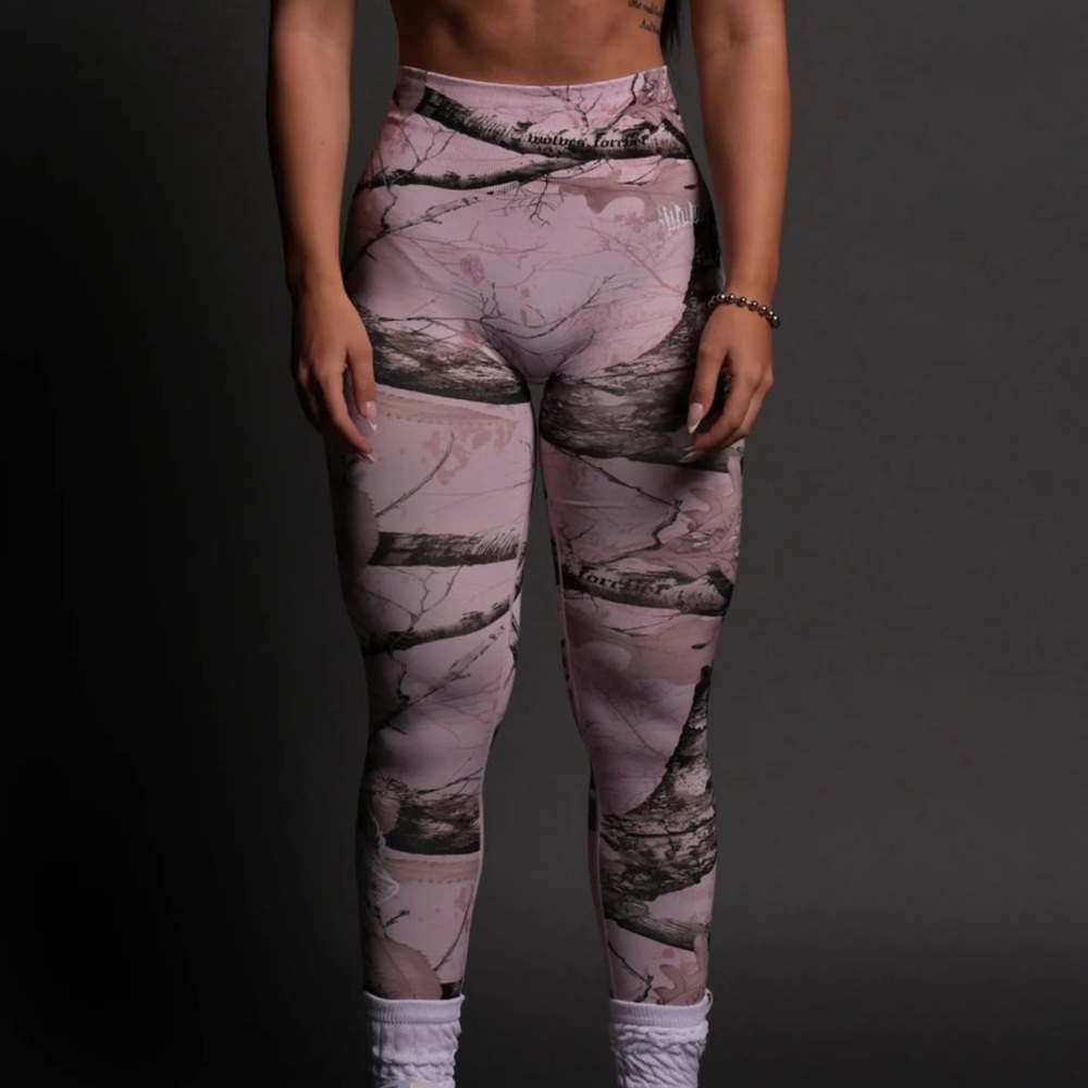 OUR PASSION EVERSON SEAMLESS SCRUNCH LEGGINGS in BEOWN/LIGHT MAUVE WOODLAND CAMO - Picture 1 of 15